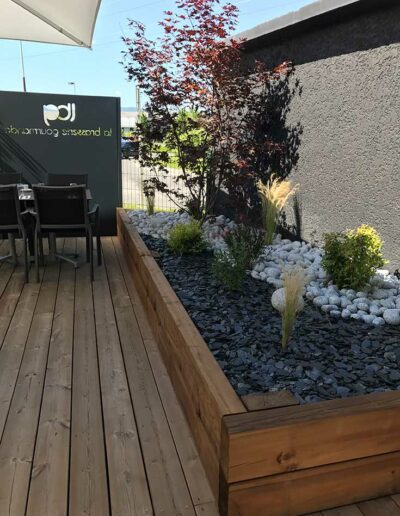 Aménagement terrasse Claustras alu avec découpe laser & bacs de plantation
